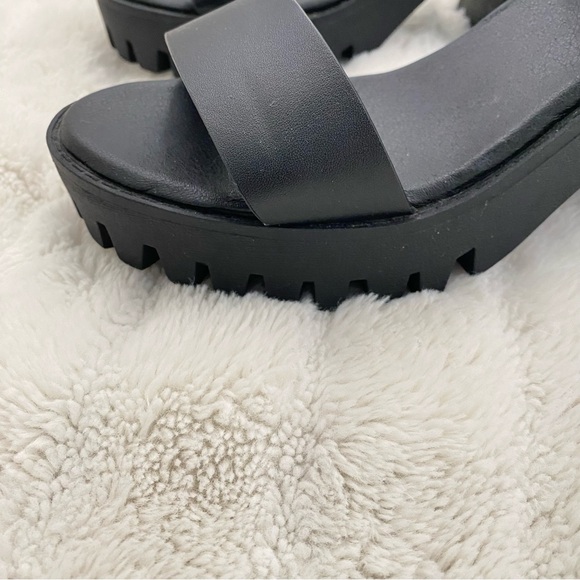 Madden Girl Black Strappy Chunky Heeled Sandals Size 7.5 - Picture 6 of 12